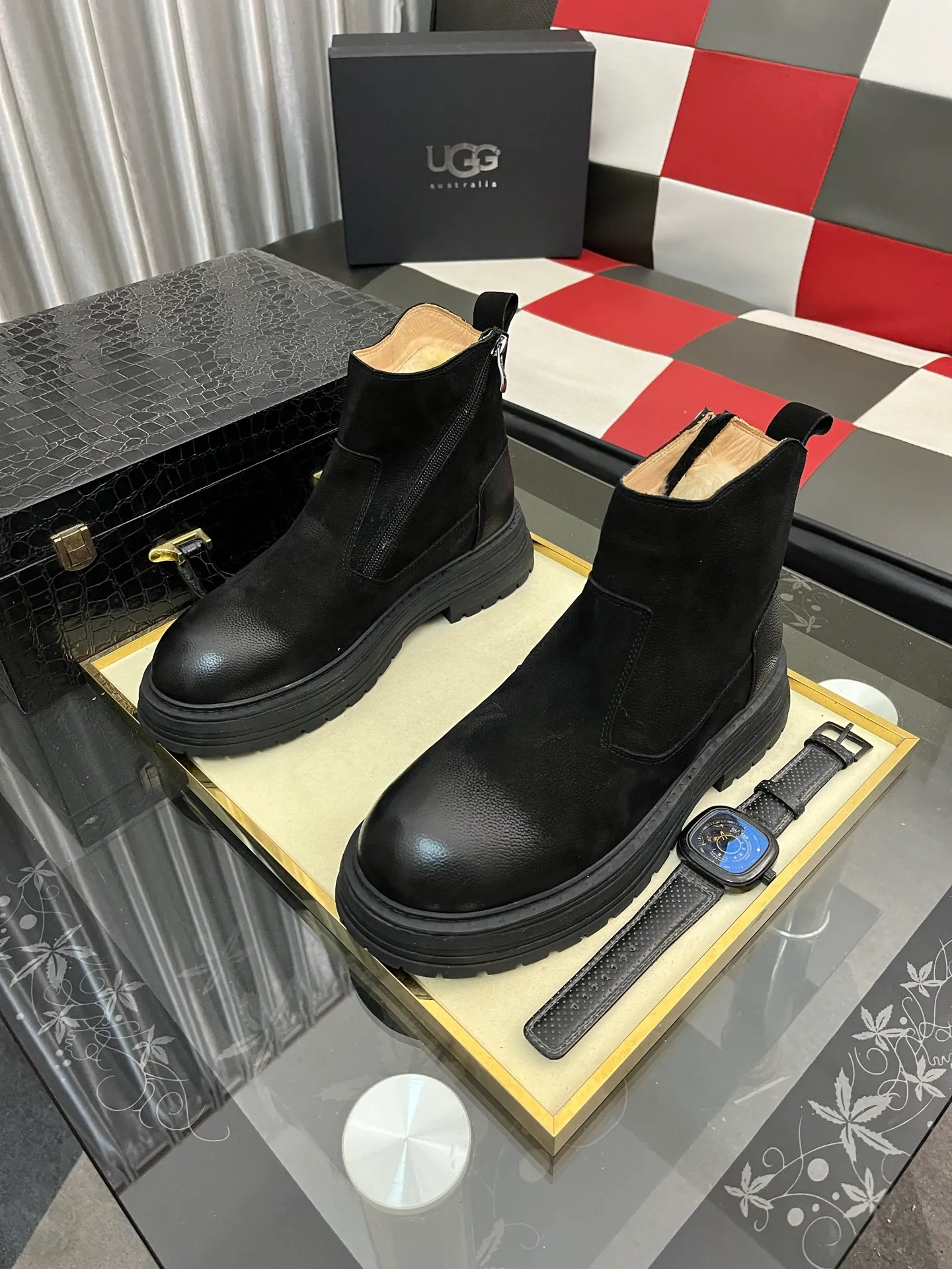 Ex-factory price: 680⌚️⌚️Thick wool imported from Australia Brand: UGG genuine purchasing agent Size: 39-44 (45 customized) Grade: Official website 1:1 Material: First layer of genuine leather waterproof and antifreeze upper Real wool lining Original non-slip and wear-resistant outsole Style category: Men's casual shoes Trendy style Comfortable on the feet Color: Official website color synchronization